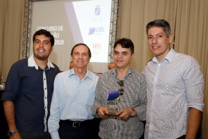 O presidente Bira Marques e o executivo Felipe Melo recebendo o troféu das mãos do presidente da FCDL, Afrânio Miranda.