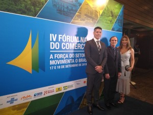 Augusto Vaz, presidente CDL Natal; Afrânio Miranda, presidente FCDL RN; e Maria Luisa Fontes, presidente CDL Jovem Natal no painel do IV Fórum.